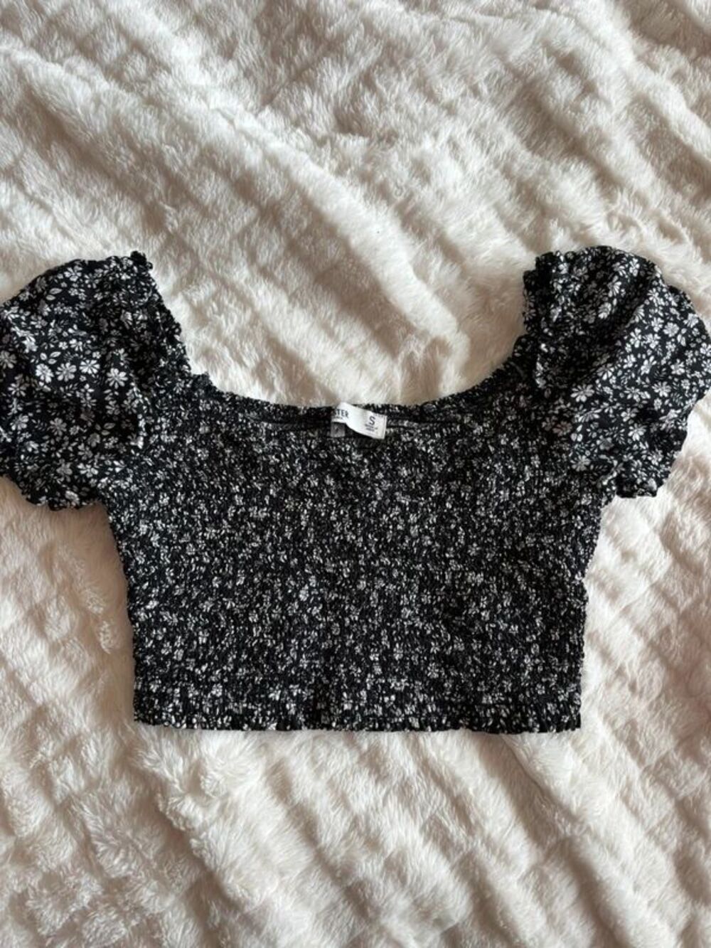 Cropped Hollister Black and White Puff Sleeve Top